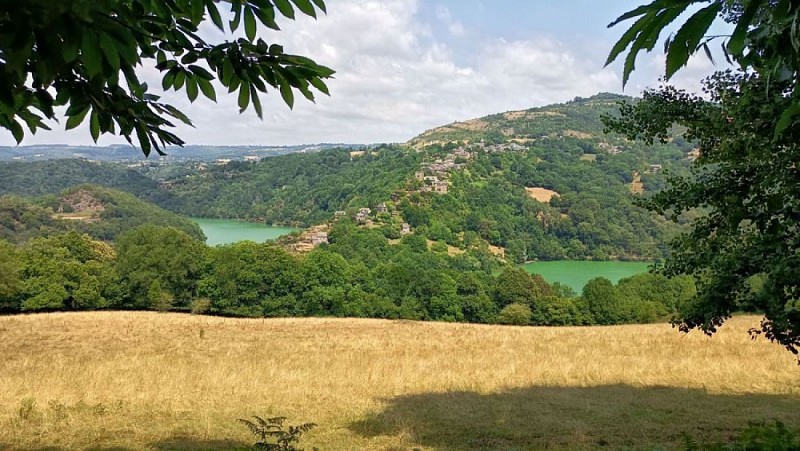 Point de vue sur le village de Mandailles surplombant le lac
