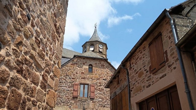 Le centre du village de Lassouts et l'église St-Jacques