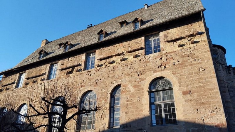 La mairie de St-Côme-d'Olt (ancien château)