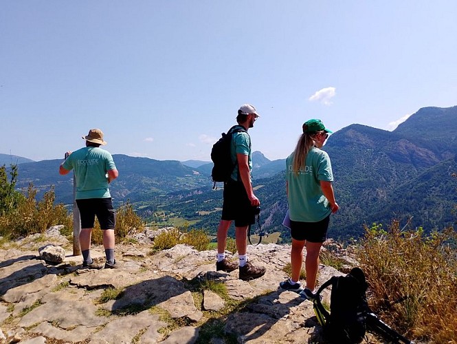 Observation de la valllée de l'Oule et des vautours