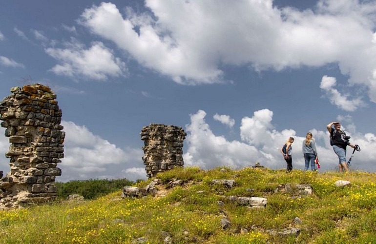 Marcher entre les ruines et se laisser surprendre par le panorama