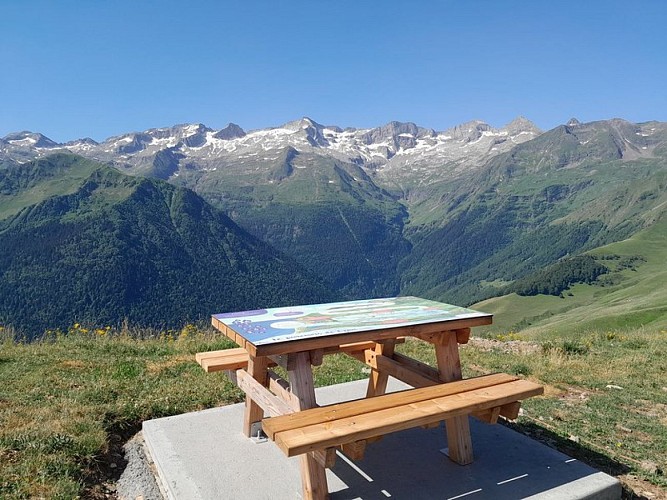 Table de pique nique sur le parcours