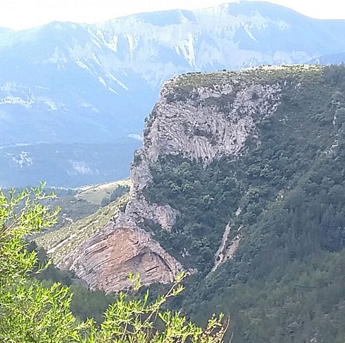Descente vers St Vincent. Au fond la montagne de Lure au programme du deuxième jour.