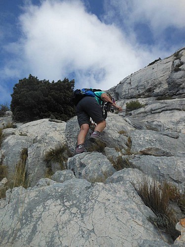 Après le Pas du Clapier la montée se fait les mains sur les rochers