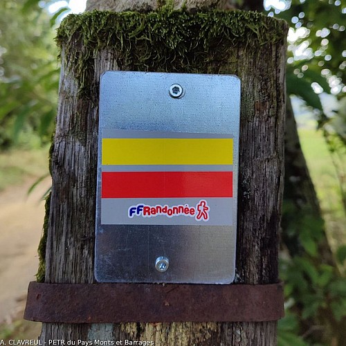 Balise de continuité du GR® de Pays Monts et Barrages en Limousin