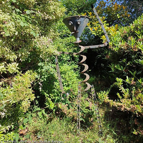 Oeuvre de Dominique Peynoche en bord de chemin du musée de la Récup' aux Communaux