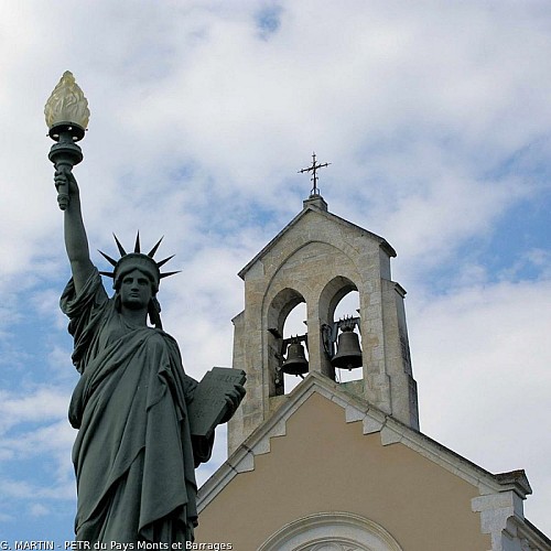 Monument aux morts et église de Châteneuf-la-Forêt