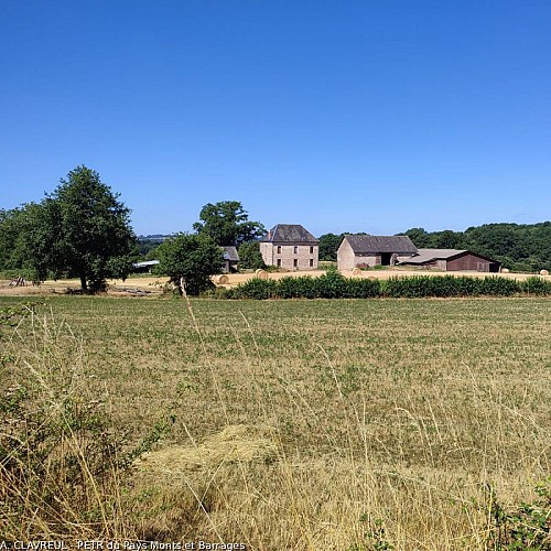 Vue sur un corps de ferme de Ligonat
