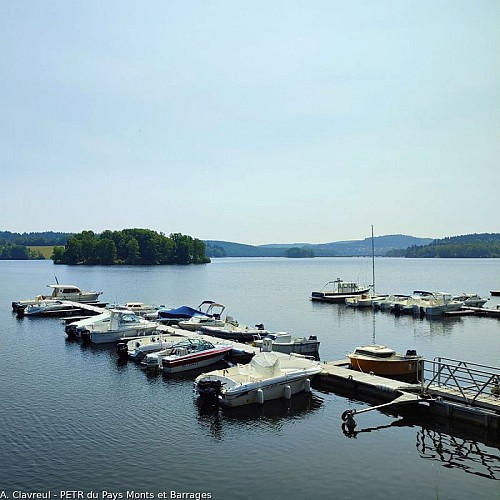 Vue sur le lac de Vassivière depuis port Crozat