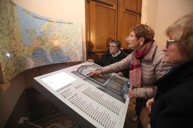 l'Eglise Saint-Laurent de Roderen et sa borne mémorielle