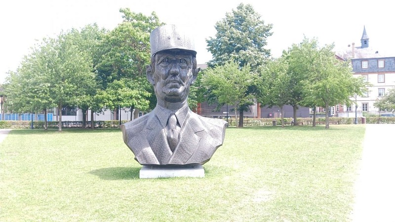 Le buste de Degaulle de Djo dans le parc des J2suites de Molsheim