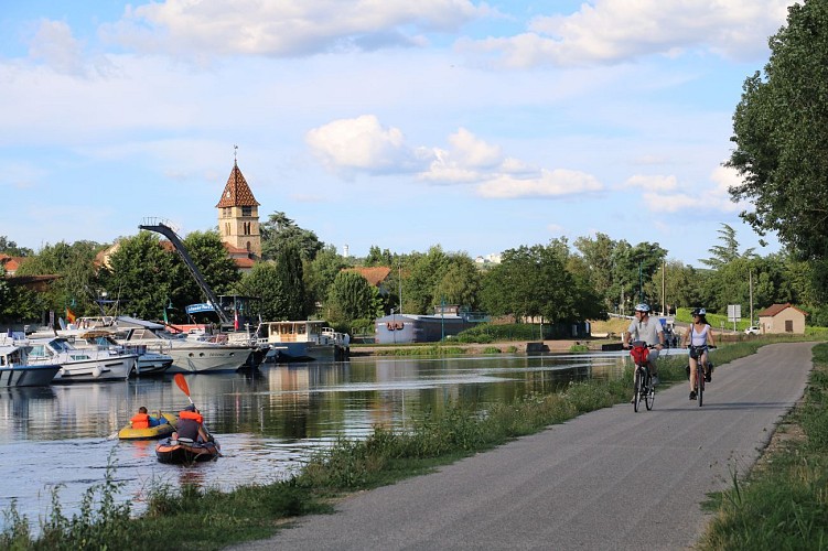 Briennon  : canal de Roanne à Digoin, port de plaisance