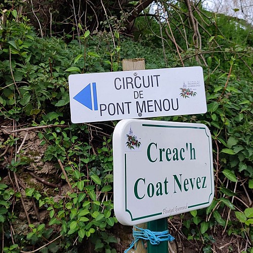 Crédit : Randos Plestinaises La balise type du circuit bleu | Pont Menou