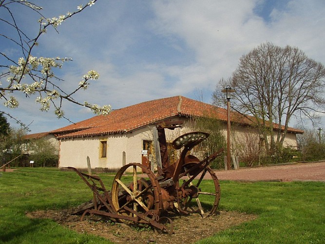 Saint-Hilaire-sous-Charlieu : grand couvert restauré (bâtiment typique du Roannais)