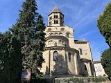 Saint‑Saturnin : cité médiévale entre château royal et église romane