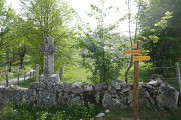 Croix et abreuvoir de granite