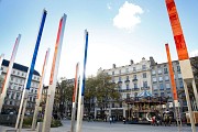 Mâts de verre et de métal de la place de l'hôtel de ville