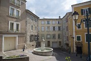La place Grenette, sa fontaine et sa halle aux grains