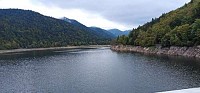 Vue sur le lac depuis le barrage