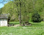 Tables de pique nique en bordure du cours d'eau