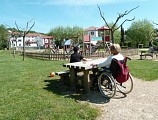 Table de pique-nique et jeux pour enfants