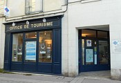 Office de Tourisme du Pays Loudunais à Loudun et ses antennes à Moncontour, Monts-sur-Guesnes et Les Trois Moutiers (ouvertes d'avril à octobre).N'hésitez pas à demander conseil sur les animations, les visites ou les activités pour que votre séjour réponde au mieux de vos envies !