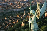 Lyon - En remontant par les ponts de lumière