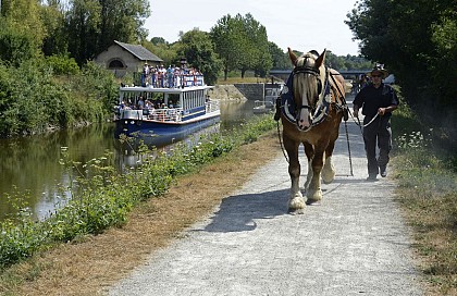 CROISIÈRE SUR LA MAYENNE À BORD DU BATEAU-PROMENADE "L'HIRONDELLE" AU DÉPART DE GREZ-NEUVILLE