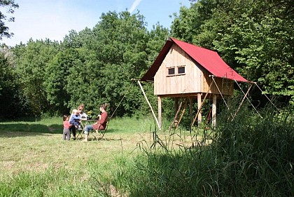 Cabanes sur pilotis au Camping des Babins