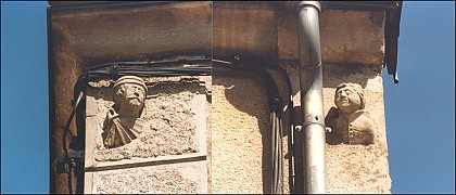 Petites têtes sculptées