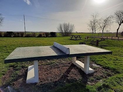 Aire de pique-nique au parc André Bezault à Ouvrouër-les-Champs