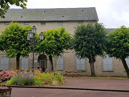 Aire de pique-nique sur la place du vieux marché d'Outarville