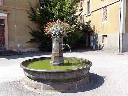 Fontaine devant la papeterie du Grand Meix