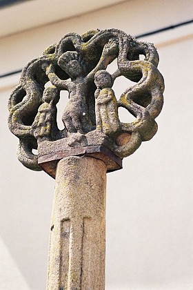 Croix en Clé Ajourée