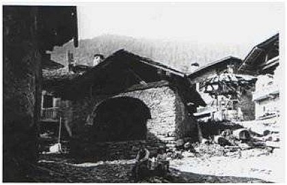 Old communal oven in Le Breuil village