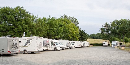 Aire de stationnement à Asnières-sur-Vègre