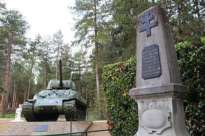 CHAR SHERMAN 2E DB DU GÉNÉRAL LECLERC ET MONUMENTS DE LA LIBÉRATION - MÉZIÈRES SUR PONTHOIN