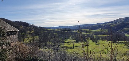 Point de vue sur la vallée du Goul et la table basaltique de Ronesque