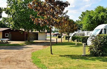 AIRE DE CAMPING-CAR - CAMPING LA "PRÉE DU PAVÉ" MOUILLERON ST GERMAIN