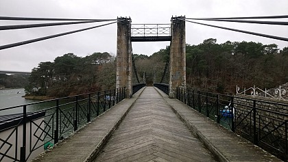 Vieux pont suspendu du Bono
