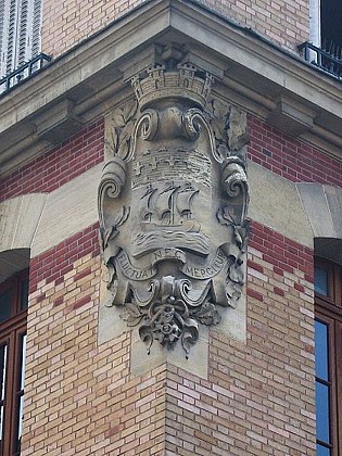 Blason sculpté sur l'école Télécom Paris