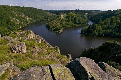 Fougères et le rocher de la fileuse