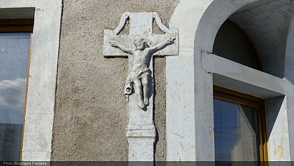Croix festonnée