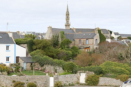 L’église et le bourg, vus du port de Lampaul