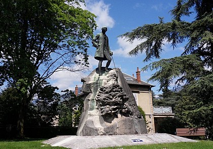 Jean-Jacques Rousseau statue