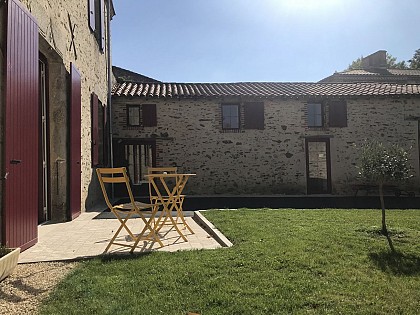 GÎTE LA CHARMILLE - Côté cour