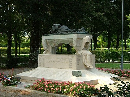 LE MONUMENT AUX MORTS