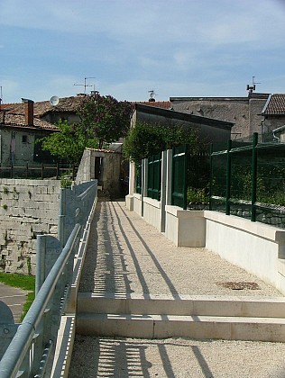 Au pied des remparts