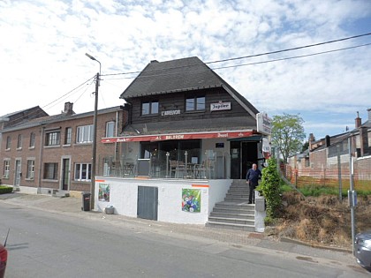 01 Café lAbreuvoir   beau parking   espace pique-nique