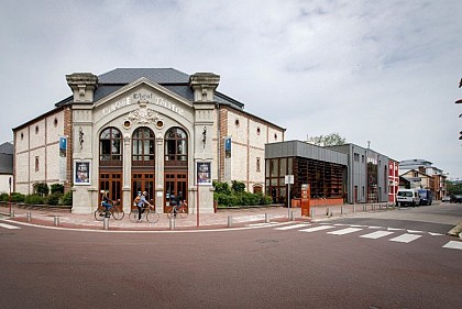 Cirque-Théâtre et champ de foire